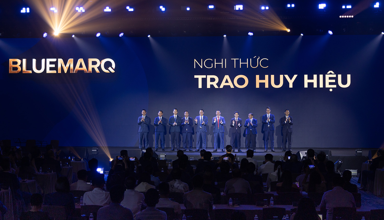 Nhà sáng lập – Chủ tịch hội đồng chiến lược trao huy hiệu mới cho Ban lãnh đạo BLUEMARQ GROUP 