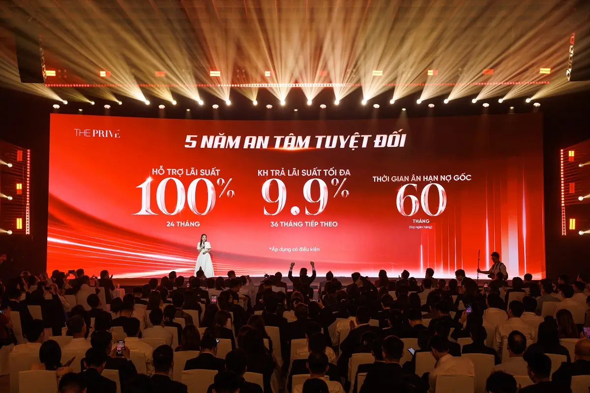 Đại diện chủ đầu tư giới thiệu chính sách "5 năm an tâm tuyệt đối" dành cho khách hàng