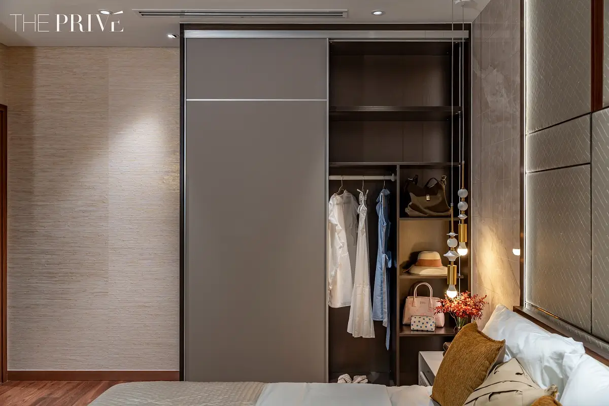 Phòng ngủ trở thành một boutique thu nhỏ vừa tiện dụng, vừa giàu thẩm mỹ khi được bố trí thêm tủ quần áo bespoke